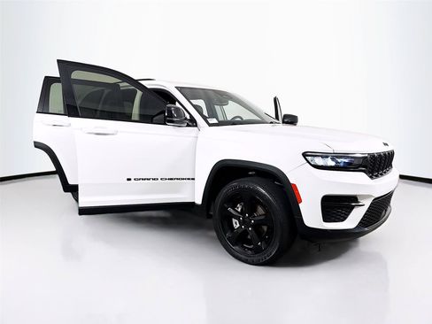 Used 2023 Jeep Grand Cherokee Altitude AWD/4WD image 41