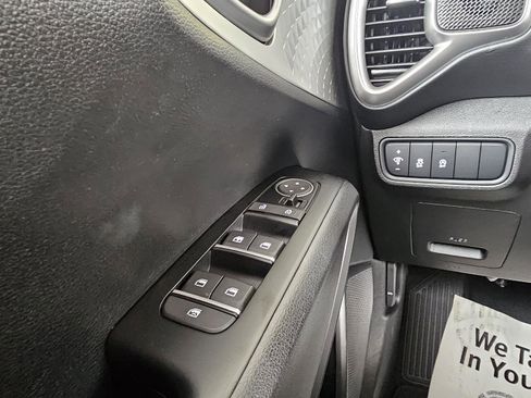 Used 2025 Kia Soul LX w/ LX Technology Package FWD image 24