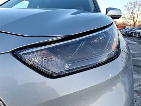 Certified 2022 Toyota Highlander XLE image 9