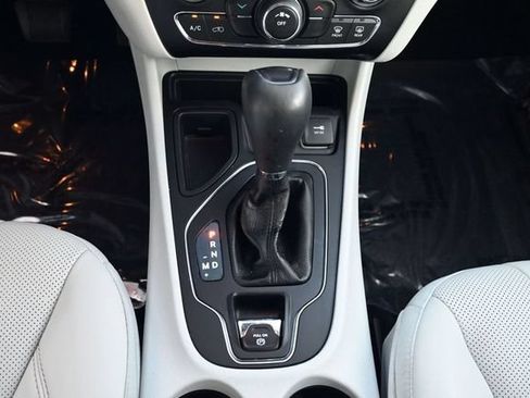 Used 2021 Jeep Cherokee Latitude Lux w/ Sun & Sound Group FWD image 22