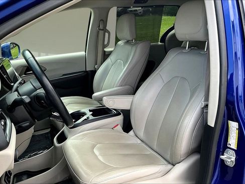 Used 2021 Chrysler Pacifica Touring-L w/ Uconnect Theater Family Group AWD/4WD image 17