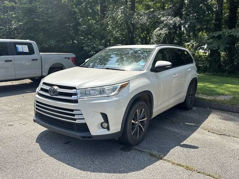 Used 2017 Toyota Highlander XLE FWD image 3