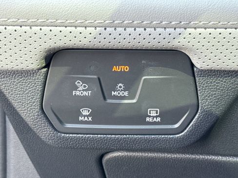 Certified 2025 Volkswagen Atlas Peak Edition SE AWD/4WD image 38