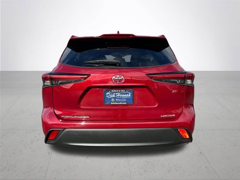 Used 2020 Toyota Highlander LE AWD/4WD image 8