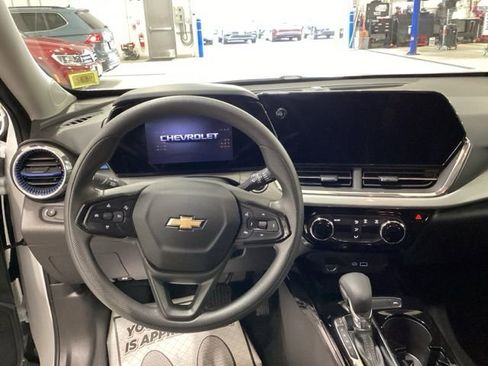 Used 2025 Chevrolet Trax LT FWD image 6