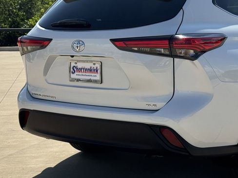 Used 2022 Toyota Highlander XLE FWD image 6