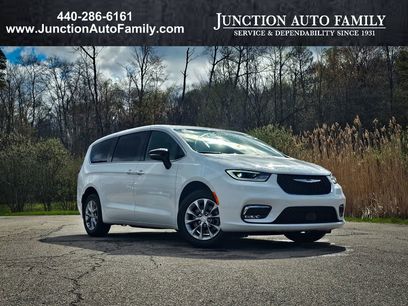 New 2026 Chrysler Pacifica Select