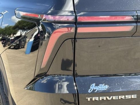 Used 2024 Chevrolet Traverse LT FWD image 7