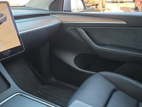 Used 2025 Tesla Model Y Long Range image 23