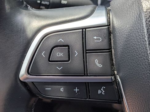 Used 2021 Toyota Highlander XLE FWD image 16
