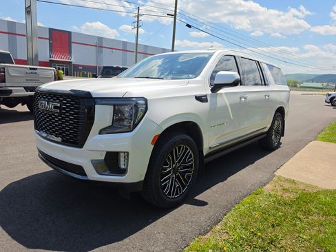 Used 2023 GMC Yukon XL Denali Ultimate AWD/4WD image 7
