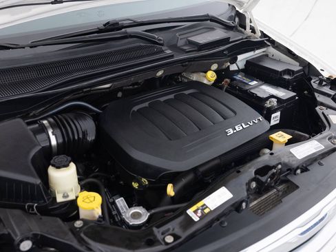 Used 2013 Chrysler Town & Country Touring FWD image 41