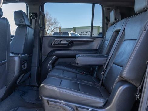 Used 2025 Chevrolet Suburban Z71 image 8