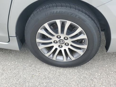 Used 2020 Toyota Sienna XLE w/ XLE Navigation Package image 5