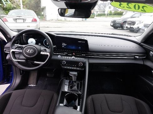 Used 2023 Hyundai Elantra SEL w/ Convenience Package FWD image 17