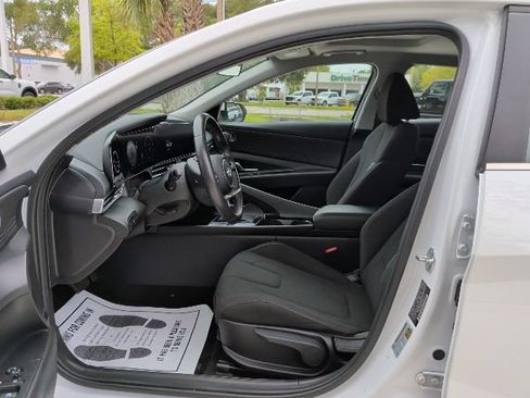Certified 2025 Hyundai Elantra SEL FWD image 15
