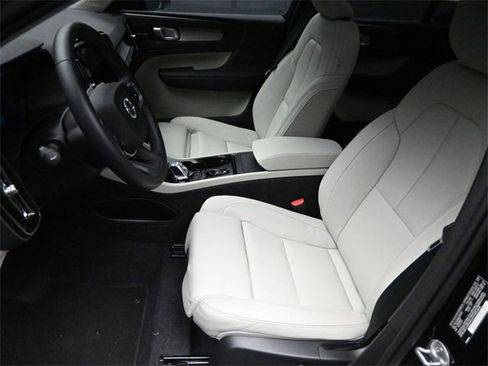 Used 2025 Volvo XC40 B5 Ultra image 18