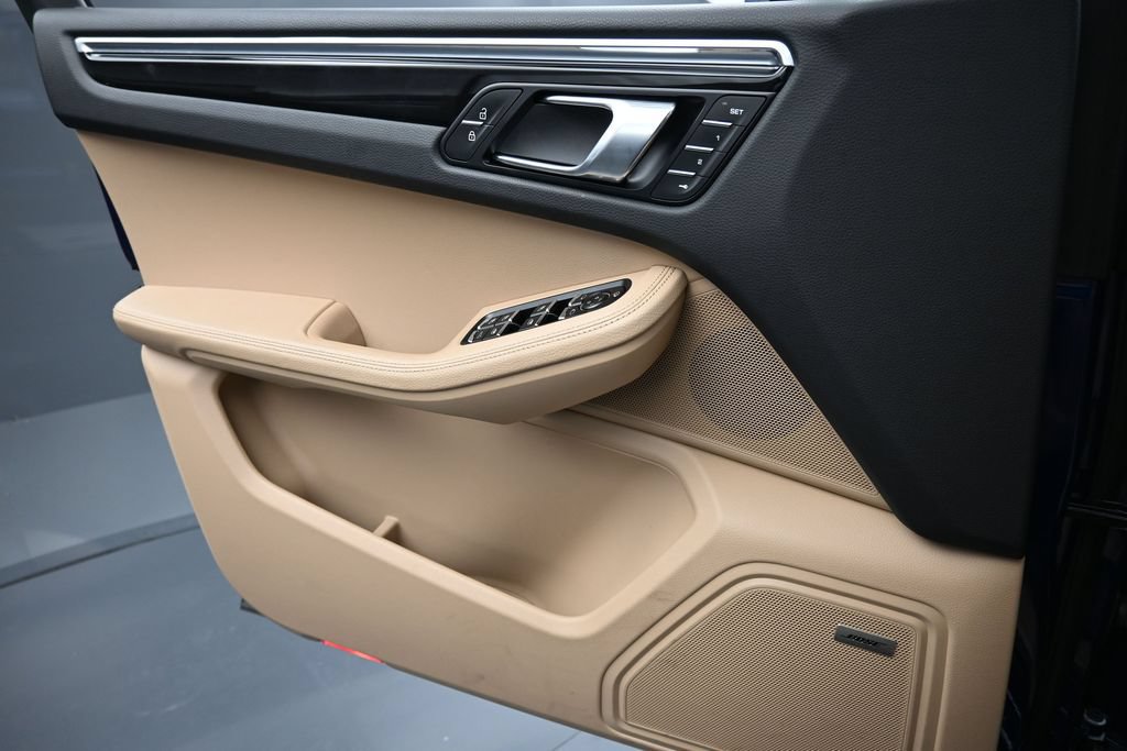 Certified 2025 Porsche Macan AWD/4WD image 25