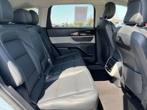 Used 2025 Lincoln Nautilus Premier image 33