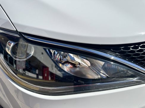 Used 2018 Chrysler Pacifica Touring-L image 33