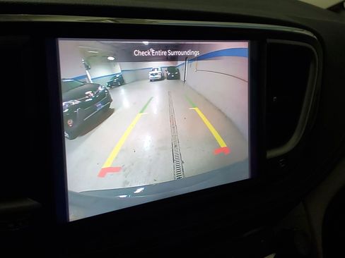 Used 2022 Chrysler Pacifica Touring-L AWD/4WD image 33