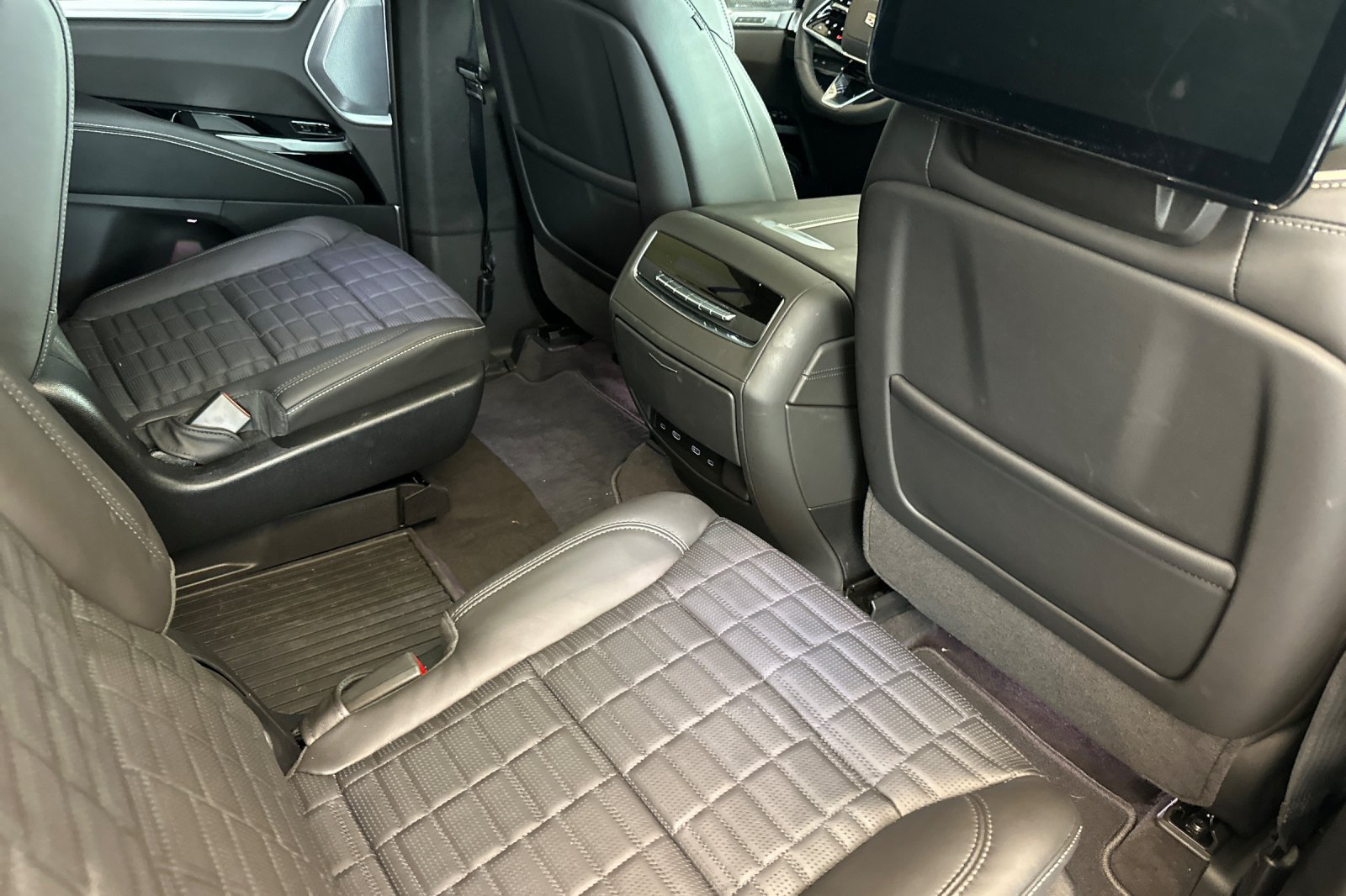 Certified 2025 Cadillac Escalade V w/ LPO, ONYX Package AWD/4WD image 17