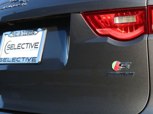 Used 2019 Jaguar F-PACE S image 12