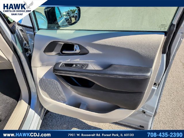 Used 2024 Chrysler Pacifica Touring-L FWD image 27
