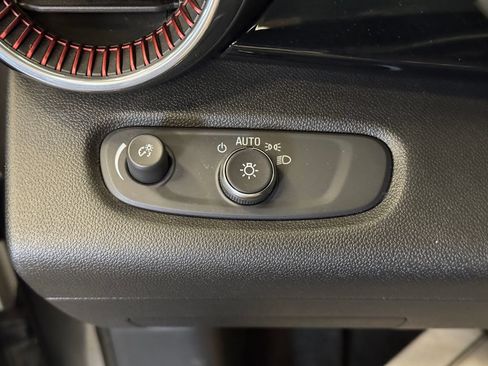 Used 2025 Chevrolet Trax RS FWD image 18