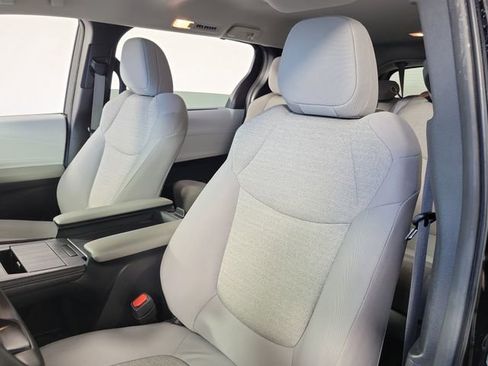 Used 2025 Toyota Sienna LE FWD image 20