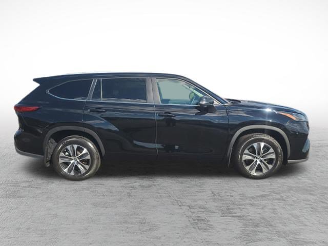 Used 2023 Toyota Highlander XLE AWD/4WD image 4