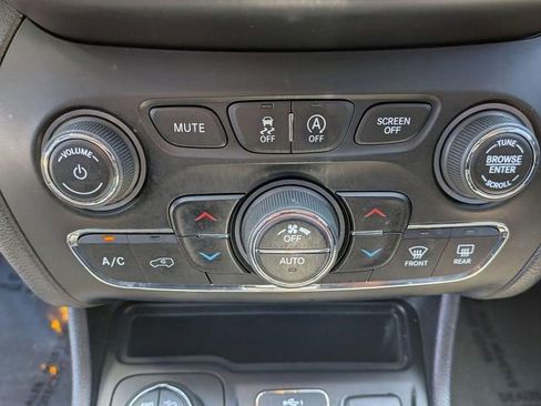 Used 2019 Jeep Cherokee Trailhawk w/ Comfort/Convenience Group AWD/4WD image 21