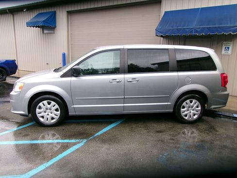 Used 2015 Dodge Grand Caravan SE w/ Quick Order Package 29E SE image 3