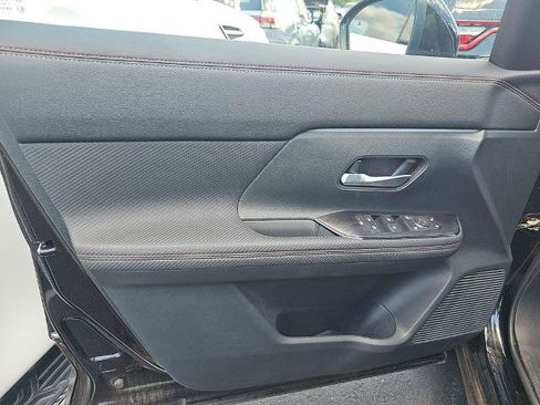 Certified 2025 Nissan Kicks SR FWD image 17