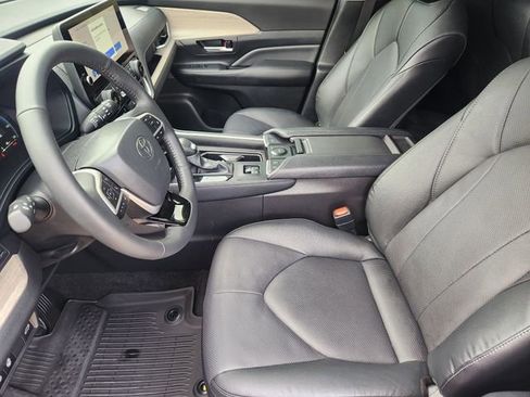 Used 2025 Toyota Grand Highlander FWD image 4