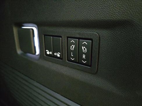 Used 2022 Chevrolet Suburban RST w/ Luxury Package image 15