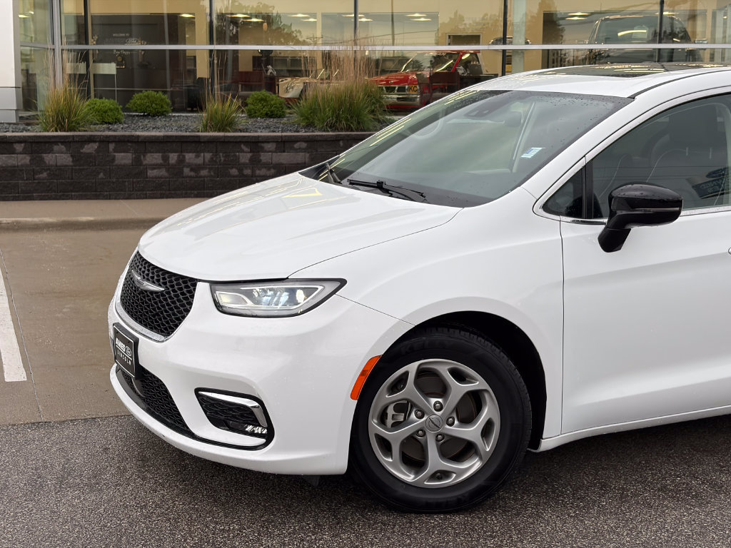 Used 2024 Chrysler Pacifica Limited FWD image 2