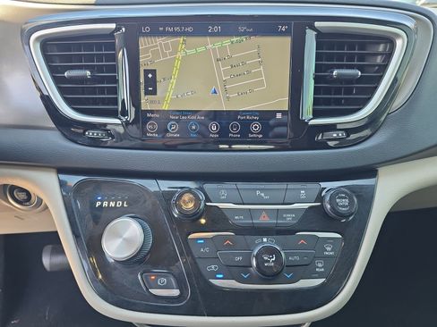 Used 2020 Chrysler Pacifica Touring image 18