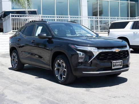 Used 2025 Chevrolet Trax LT FWD image 2