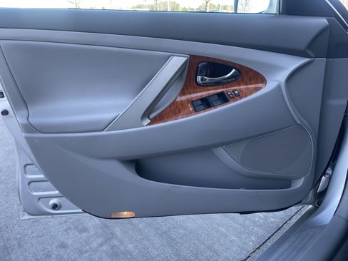 Used 2010 Toyota Camry XLE image 22