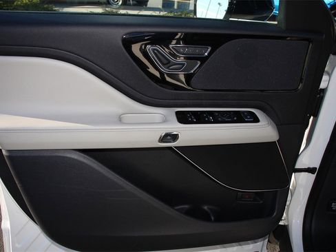 Certified 2025 Lincoln Aviator 2WD image 18