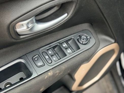 Used 2017 Jeep Renegade Latitude image 17