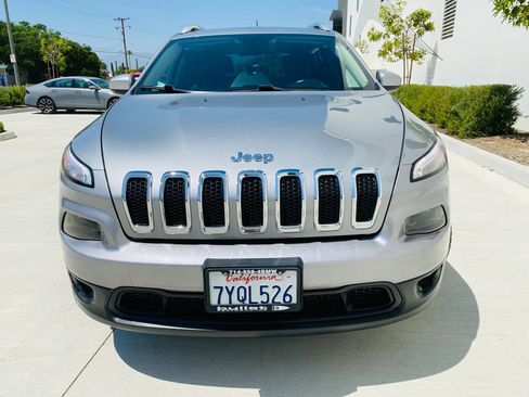Used 2017 Jeep Cherokee Latitude FWD image 2