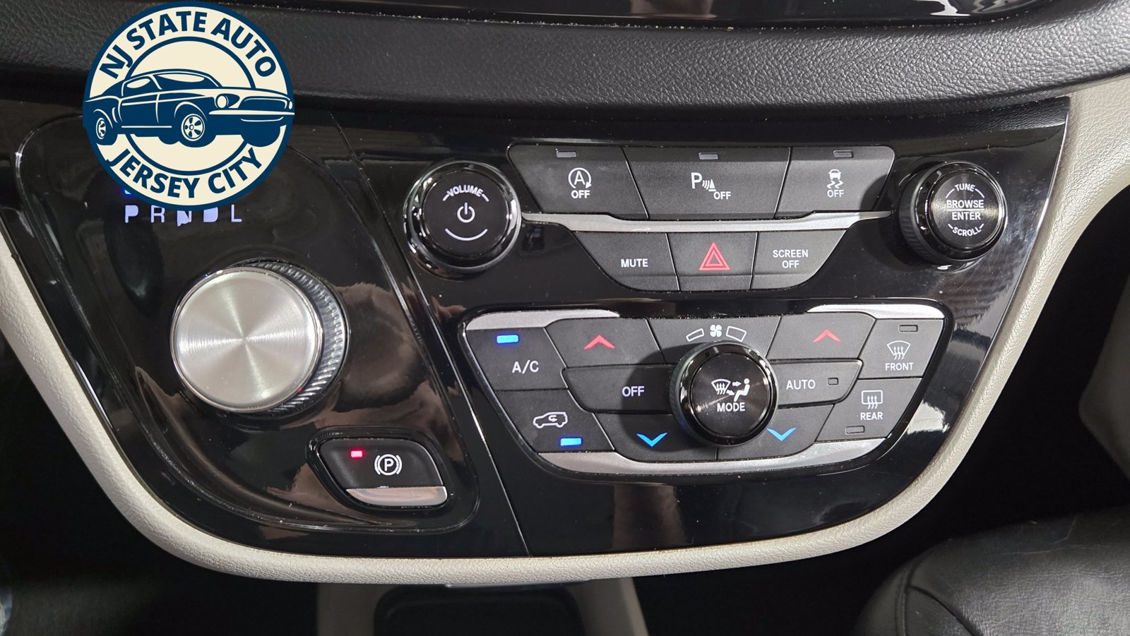 Used 2019 Chrysler Pacifica Touring-L FWD image 16