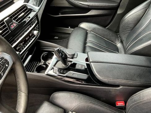 Used 2018 BMW 540i w/ M Sport Package RWD image 11
