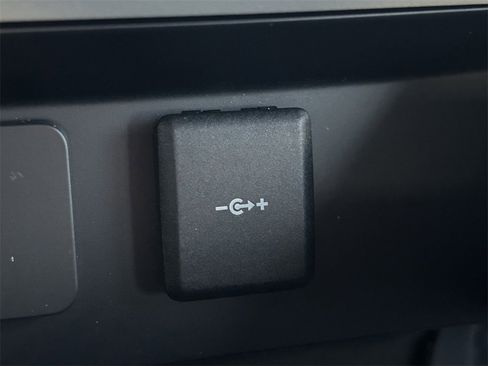 Used 2023 Land Rover Defender 130 X-Dynamic SE image 34