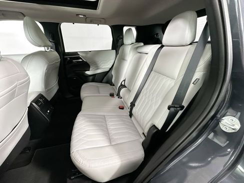 Used 2025 Mitsubishi Outlander AWD image 27