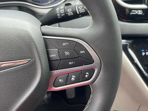 Used 2024 Chrysler Pacifica Touring-L FWD image 28