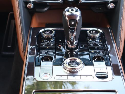 Used 2024 Bentley Flying Spur V8 AWD/4WD image 21
