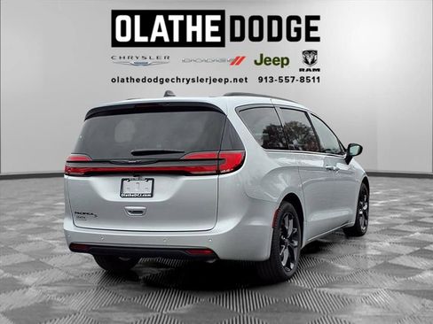 New 2026 Chrysler Pacifica Select image 28